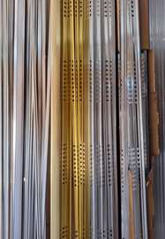 Rails métalliques robustes argentés et dorés pour portes