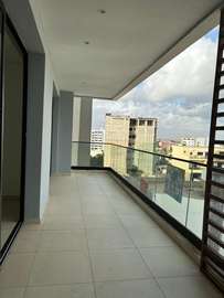 Balcon moderne spacieux avec vue ville et garde-corps verre