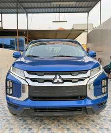 Mitsubishi SUV compact 5 portes bleu polyvalent