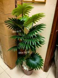 Fleur de coin palmier avec cache pot et déco