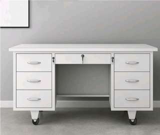 Bureau métallique 1.40m
à 7 tiroirs