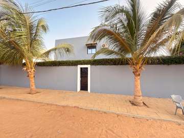 Villa avec piscine et 4 chambres à Saly Joseph