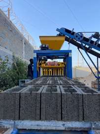 Machine à fabriquer parpaings béton capacité rapide