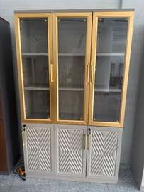 Vitrine beige bois clair 3 portes vitrées verrouillables