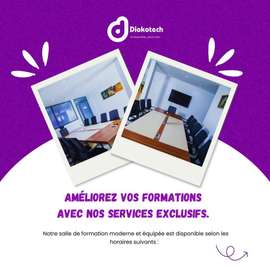 Salle formation moderne équipée avec écran et mobilier