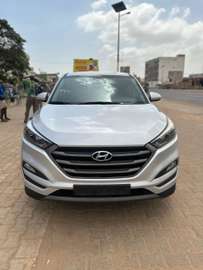 Hyundai Tucson SUV blanc spacieux polyvalent