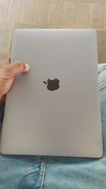 MacBook Apple portable gris argenté compact