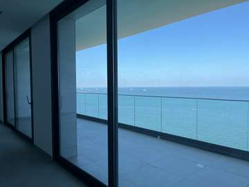 Grand et beau F5 sur la mer au Plateau Corniche Est