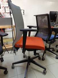 Chaise de bureau ergonomique dossier filet assise orange