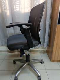 Chaise de bureau ergonomique noire réglable avec roulettes