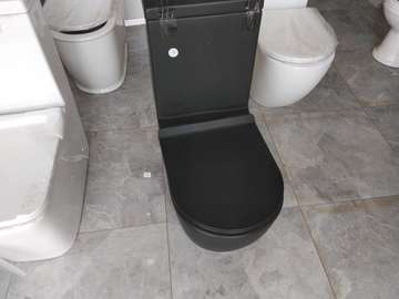 Toilette noire suspendue design compact et moderne