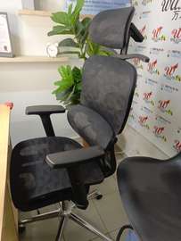 Chaise de bureau ergonomique noire avec appuie-tête