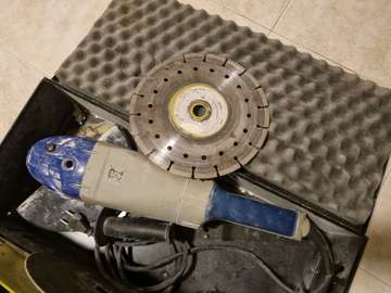 Meuleuse électrique avec disque diamanté bleu gris