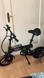 Vélo électrique pliant noir freins disque selle réglable