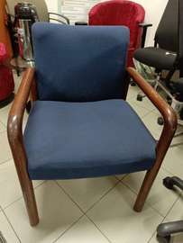 Fauteuil de bureau bleu marine accoudoirs bois