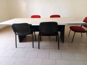 Table de réunion grande surface blanc et noir 6 chaises