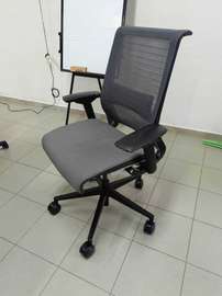 Chaise de bureau ergonomique gris avec accoudoirs réglables
