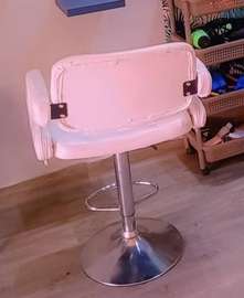 CHAISE EN CUIR