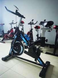 Vélo de spinning robuste réglable avec porte-bouteille