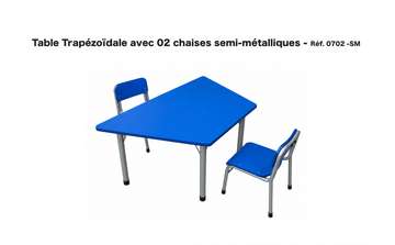 Table trapézoïdale avec 2 chaises semi-métalliques