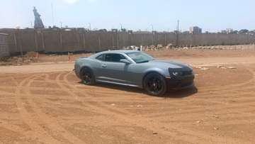 Chevrolet Camaro coupé gris jantes noires sport
