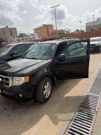 Ford Escape SUV noir spacieux et polyvalent