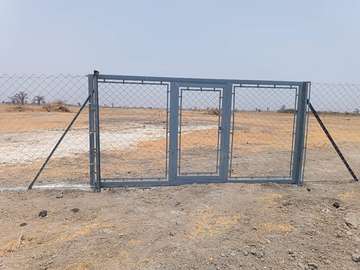 Porte en grillage galvanise