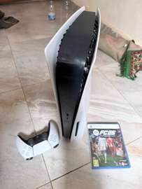 PS5 standard avec manette et FC 26