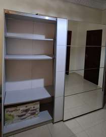 Grande armoire de rangement en bon état