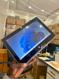 HP tablette 2-en-1 convertible Windows 11 noire