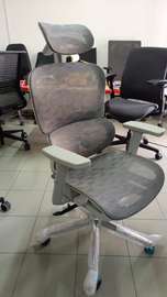 Chaise de bureau ergonomique gris avec appui-tête réglable