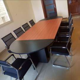 Table réunion bois noir 8 chaises tissu