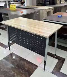 Bureau moderne bois clair et métal
