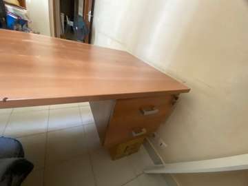 Table de bureau avec tiroirs