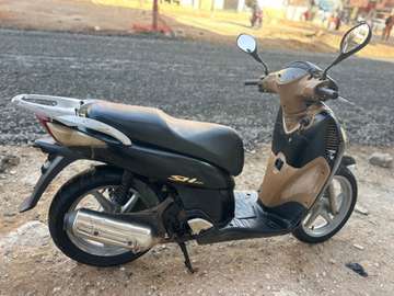 Honda SH scooter noir beige mobilité urbaine