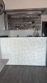 Bar moderne blanc 3D avec rangement verres et bouteilles