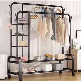 Porte-manteau double barre avec roulettes