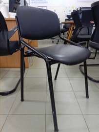 Chaise de bureau noire empilable structure métal