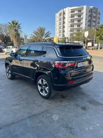 Jeep Compass SUV noir essence automatique