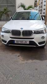 BMW X3 SUV blanc élégant