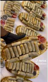 Plateau rouleaux de printemps frais avec sauces variées