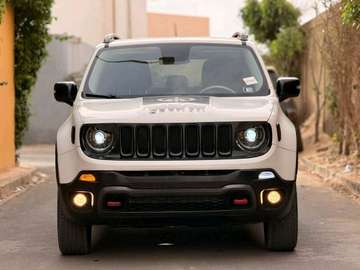 Jeep Renegade Trailhawk 2017 SUV compact blanc robuste