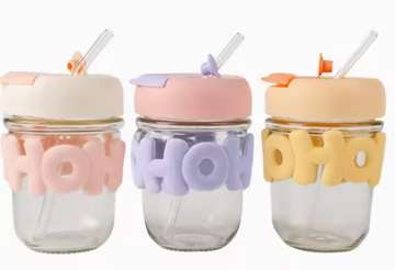 Tasse gobelets en verre avec paille