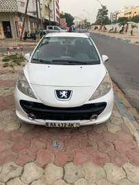 Peugeot 207 blanche compacte fiable et économique