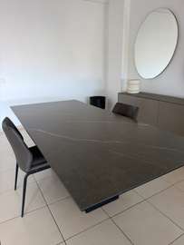 Table pierre naturelle gris foncé