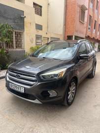 Ford Kuga 2017 gris foncé automatique essence