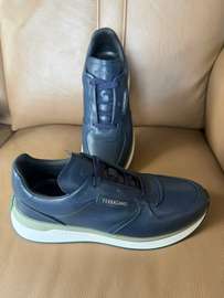 Ferragamo baskets cuir bleu marine ou Noir semelle blanche