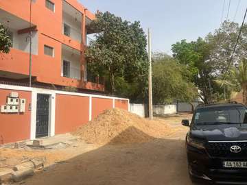 Immeuble neuf avec appartements luxueux a Thiès