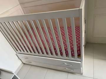 Lit bébé blanc avec tiroirs
