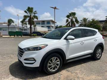 Hyundai Tucson 2017 SUV blanc spacieux polyvalent